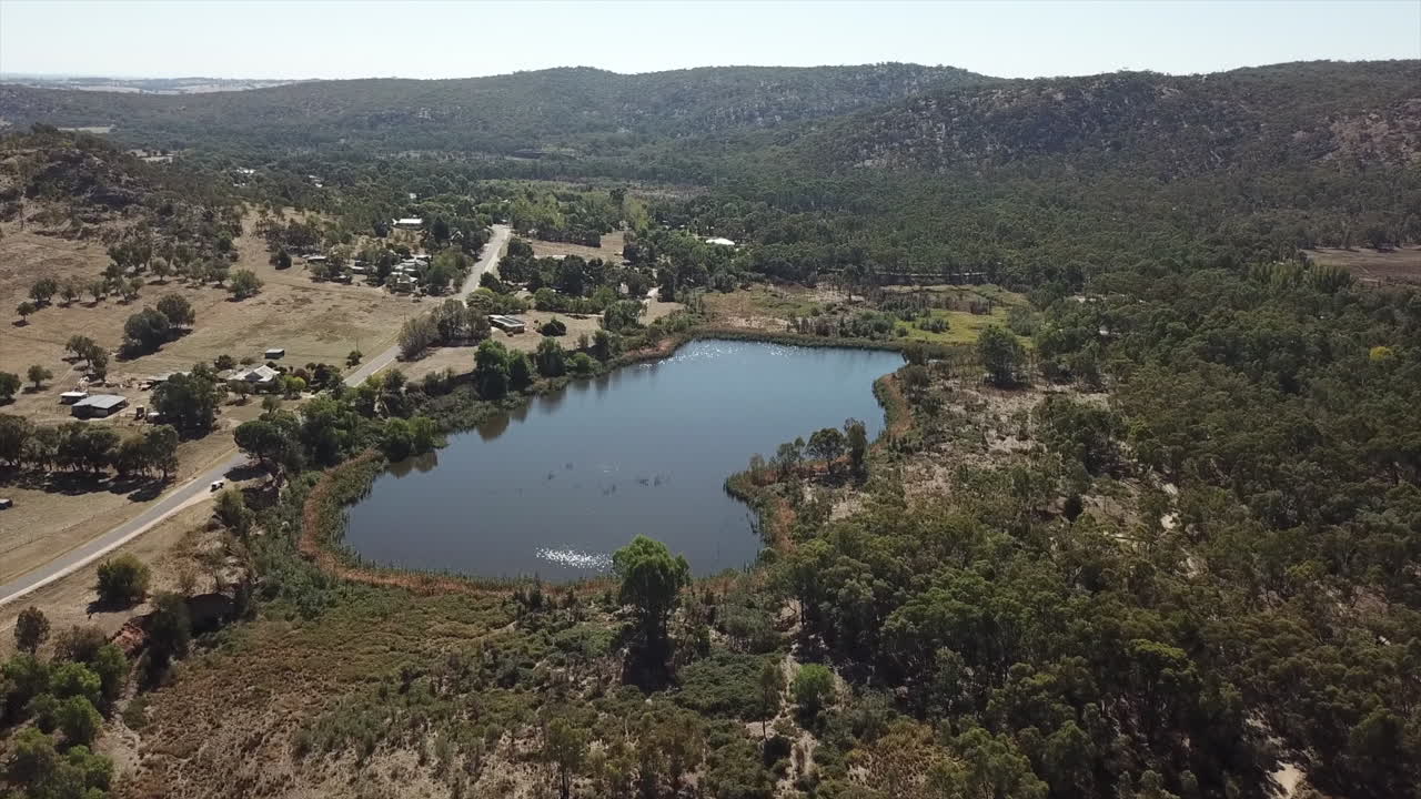 toma aérea de un gran lago en la histórica ciudad minera de oro de el dorado, en victoria australia