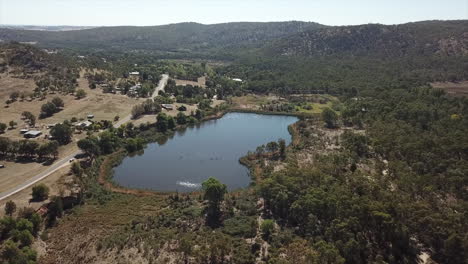 Toma-Aérea-De-Un-Gran-Lago-En-La-Histórica-Ciudad-Minera-De-Oro-De-El-Dorado,-En-Victoria-Australia