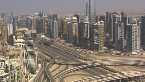 toma aérea del centro de dubai con la carretera sheikh zayed corriendo en el medio