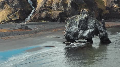 Epische-Luftaufnahmen-Von-Black-Beach-Rock-Und-Wasserfall-In-Island