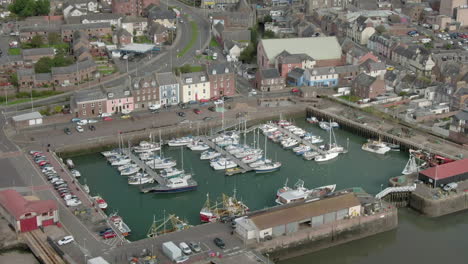 Una-Vista-Aérea-Del-Puerto-Y-La-Ciudad-De-Arbroath-En-Un-Día-Nublado