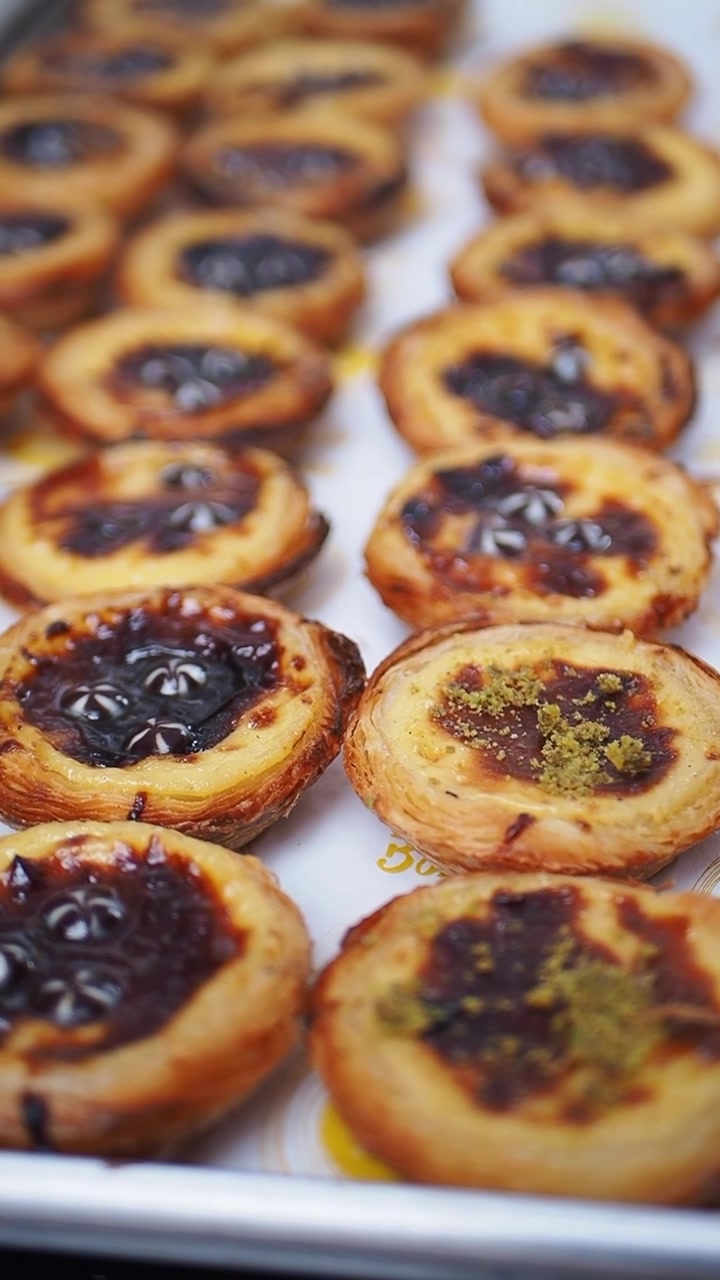 Fıstıklı ve Karamelize Üst Malzemeli Sıra Sıra Portekiz Muhallebi Tartları.