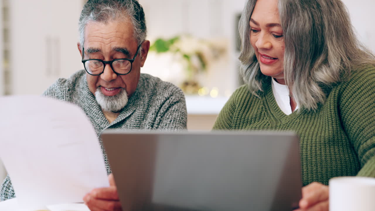 Ældre ægtepar, computer og planlægning med bank