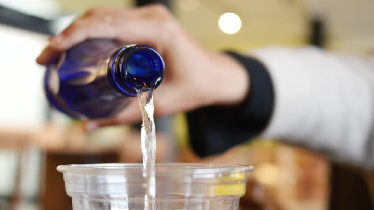 플라스틱 컵 에 물 을 부는 것