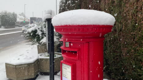 Ein-Klassischer-Britischer-Briefkasten-Mit-Roter-Säule-In-Der-Nähe-Eines-Laternenpfahls-Im-Schnee-Zu-Weihnachten