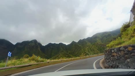 Conducción-Cinematográfica-En-Una-Carretera-De-Montaña-Vacía-Con-Curvas,-Rodeada-De-Altas-Montañas-Verdes,-Cielo-Azul-Claro,-Islas-Canarias,-La-Gomera,-España,-Europa