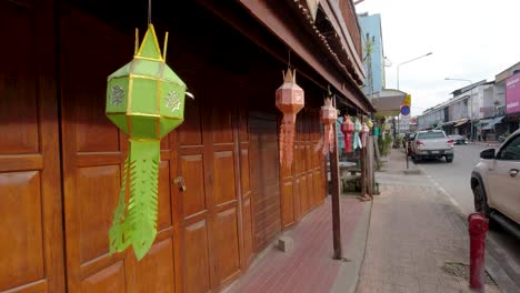 Pov-Caminando-Por-La-Calle-En-Tailandia-Con-Decoraciones-De-Linternas