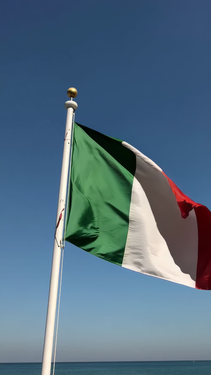 Bandiera italiana che sventola sull'oceano