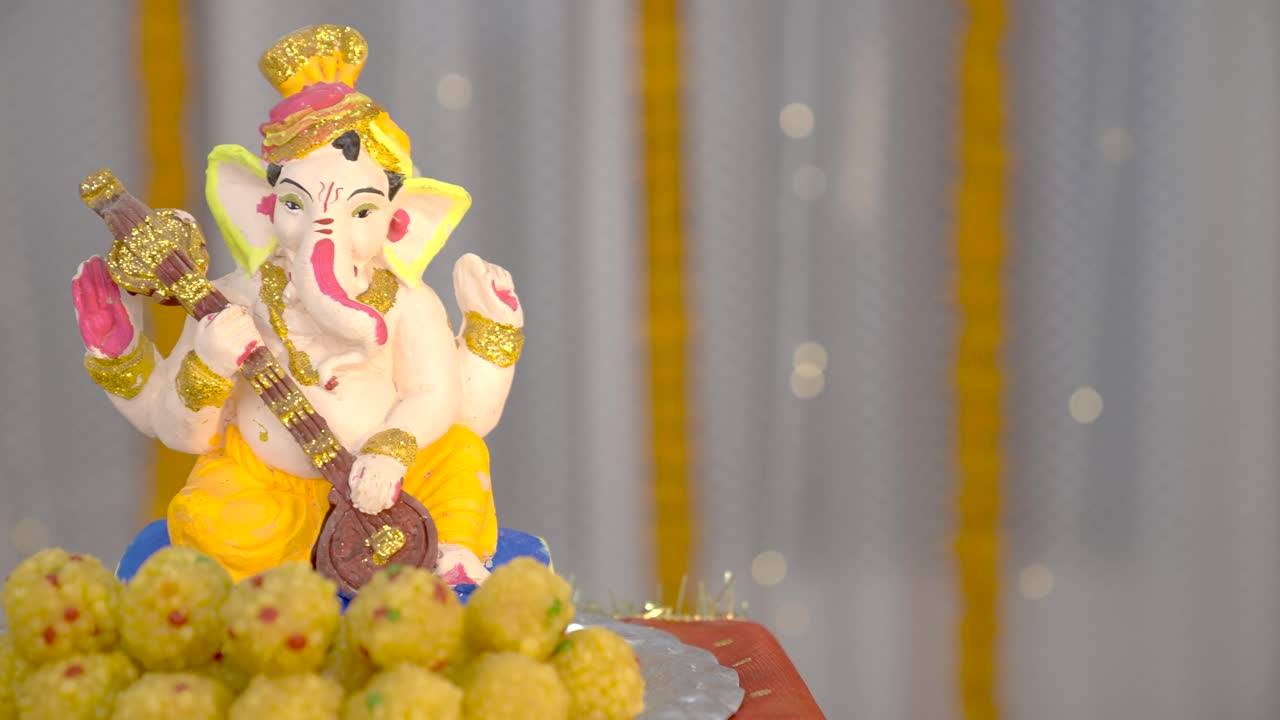 Inquadratura dettagliata di Ganesh ji seduto in un Thali