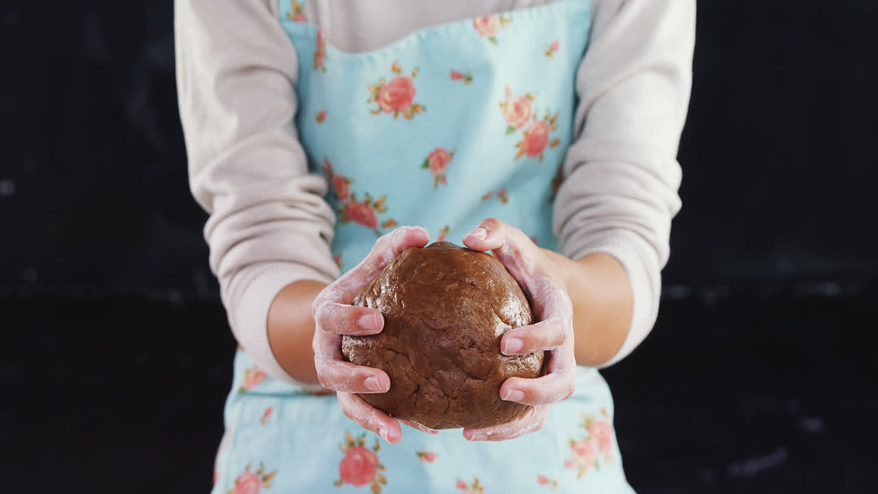 여자가 반죽을 는 4k