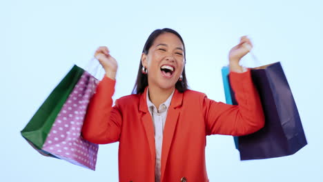 mujer asiática, bolsa de compras y celebración