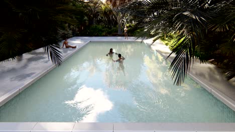 hermosa piscina con gente bañándose, en una isla tropical perdida en un día despejado y soleado. animación 3d realista en bucle.