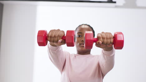 Mujer-Haciendo-Deporte-En-Casa