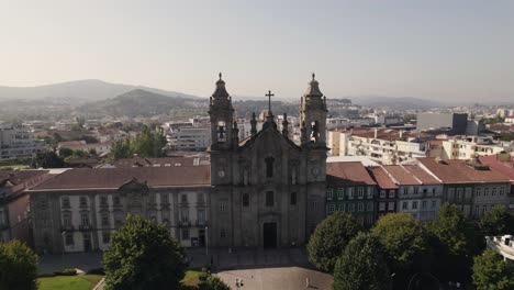 rotación aérea sobre el antiguo edificio minster congregados, casco antiguo de braga - portugal