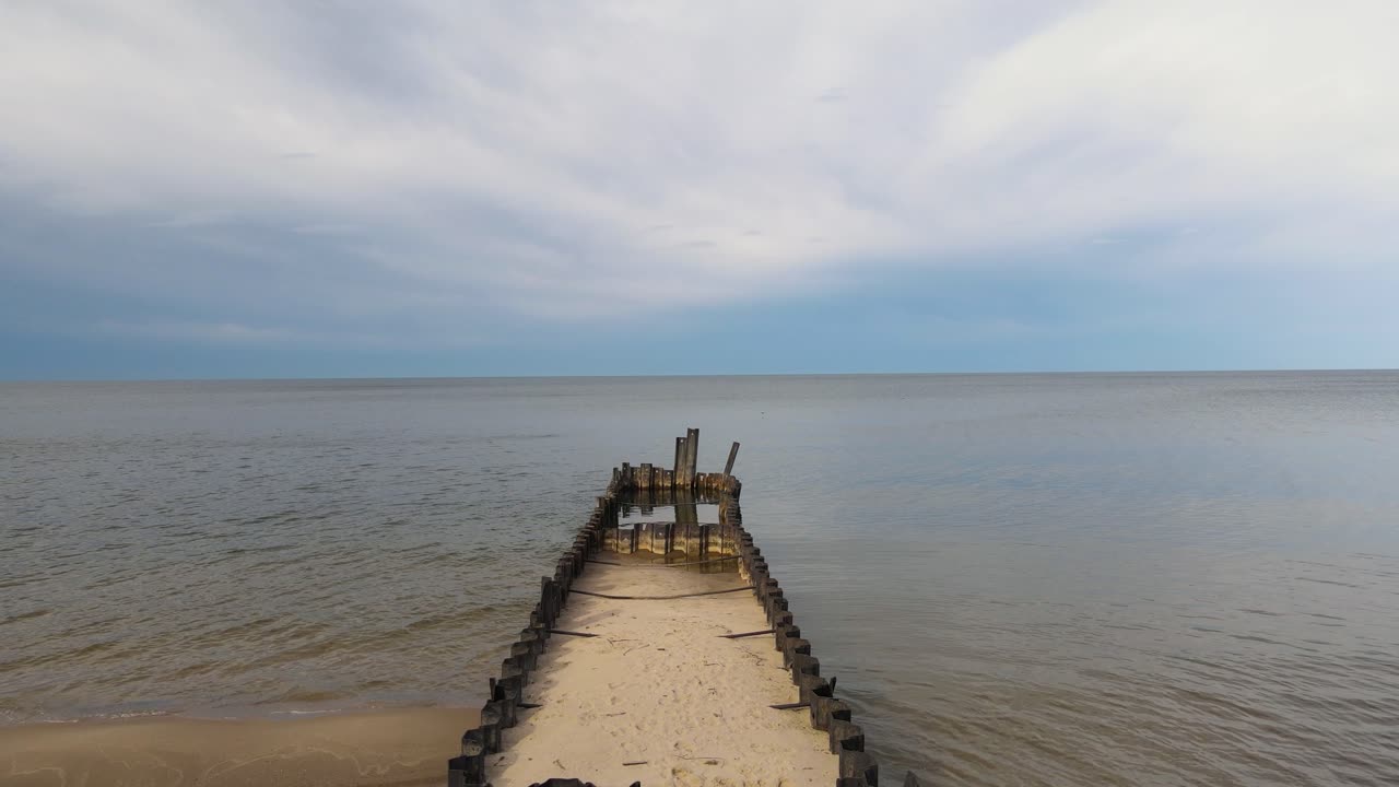 гниющий металлический настил медленно просачивается в озеро мичиган