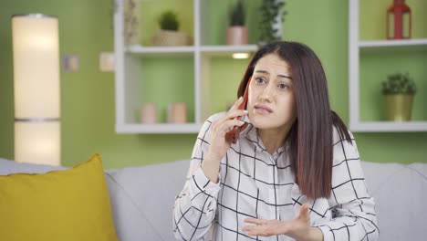 la mujer que está discutiendo con la persona con la que está hablando por teléfono se enoja.