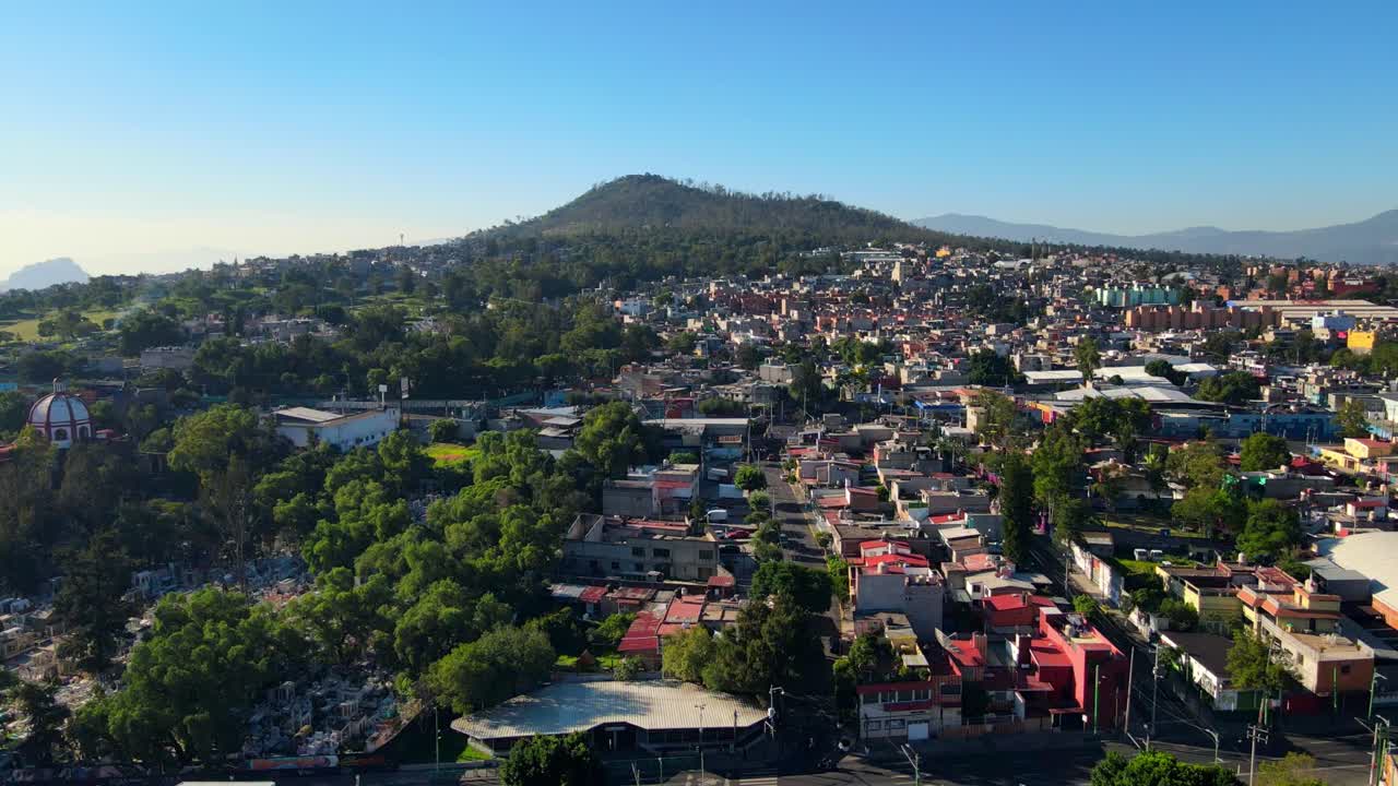vista aérea estableciendo iztapalapa al sur de la ciudad de méxico, parque nacional cerro de la estrella