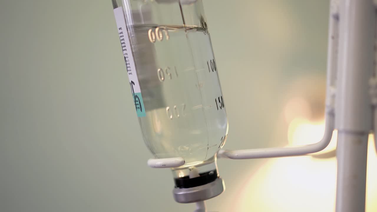 operación de un gotero en la habitación del hospital junto al paciente