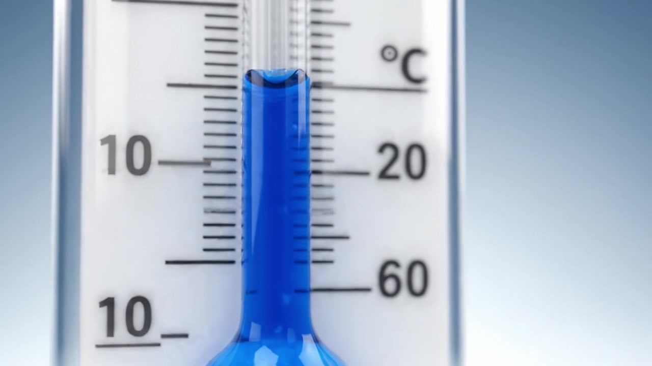 Comprendere le misurazioni della temperatura: Una vista ravvicinata di un termometro che mostra i cambiamenti di temperatura nelle scale Celsius e Fahrenheit