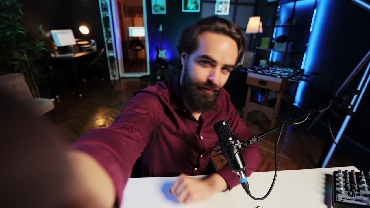 POV di un vlogger allegro che parla durante una diretta streaming.