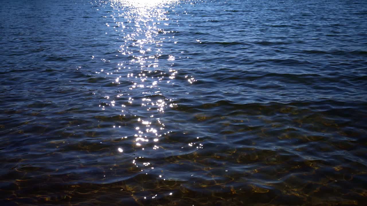 resplandor natural del sol en el agua