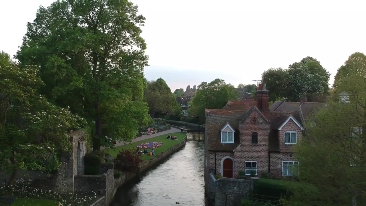 Ripresa aerea con drone di un attraversamento fluviale a Canterbury