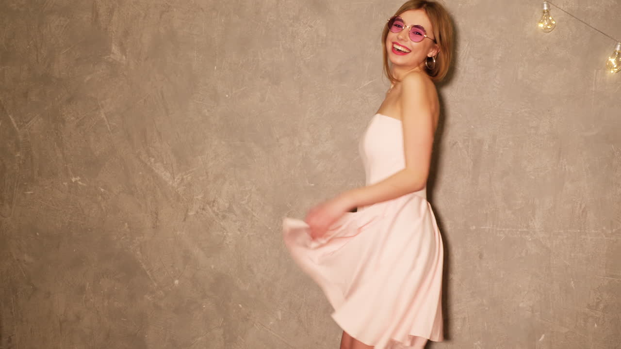 분홍색 드레스를 입은 세련된 여성