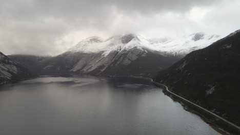 雪山 stettinfjord (挪威) 冬天在挪威的泰斯菲奧登 (tysfjorden)