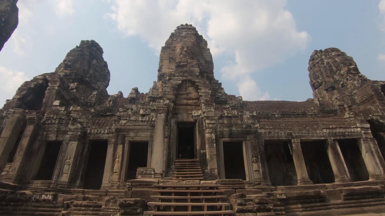 toma de inclinación ancha que muestra las carreras del templo llamadas angkor wat en camboya, día soleado y brillante