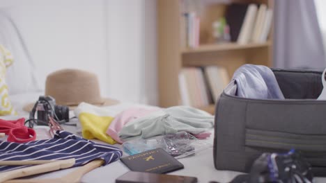 close up de uma mala aberta na cama em casa sendo embalada para as férias de verão 4