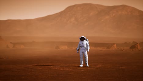 astronauta en la superficie de marte. planeta rojo cubierto de gas y roca
