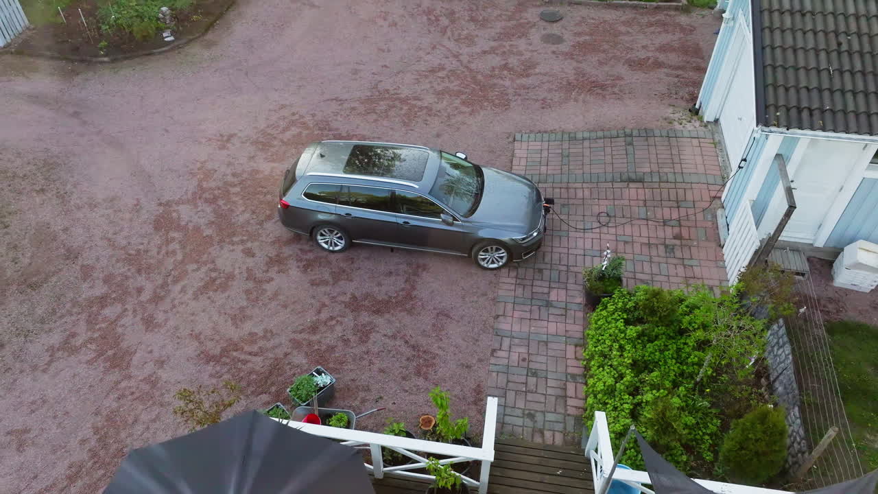 태양광 패널 위를 날아다니는 드론, 집 마당에서 충전하는 ev 자동차를 향해, 해가 지는