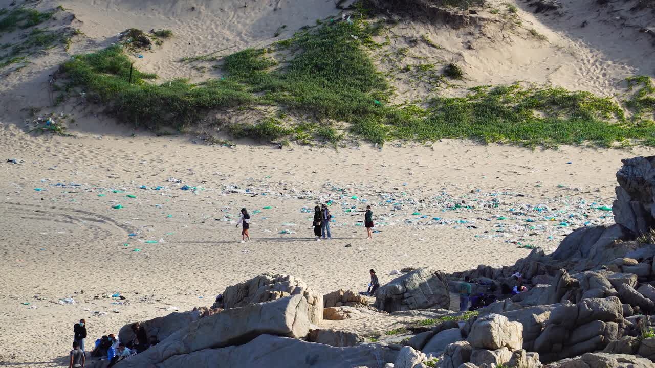 amplio ángulo de visión de la playa fuertemente contaminada en banana point thung beach