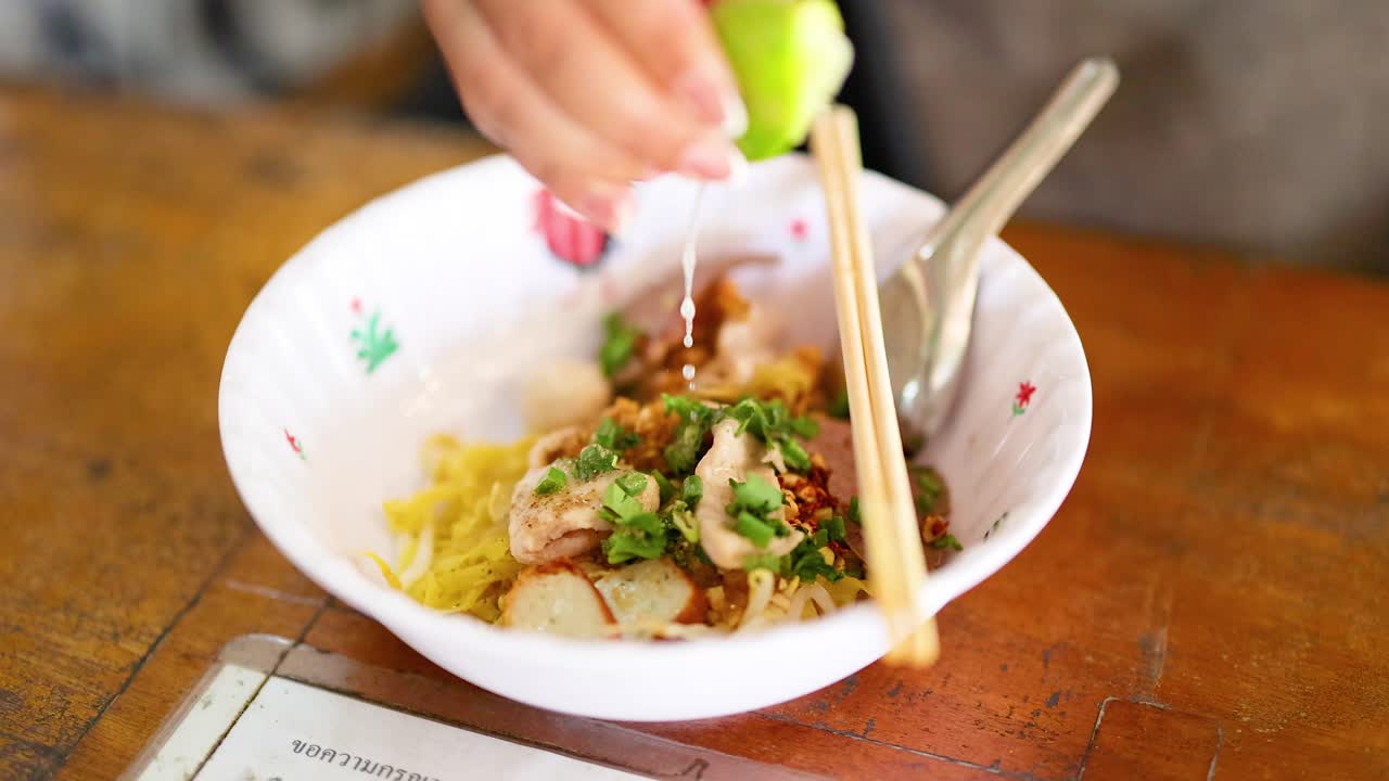 시장 에서 누들 요리 에 첨가 된 라임 주스