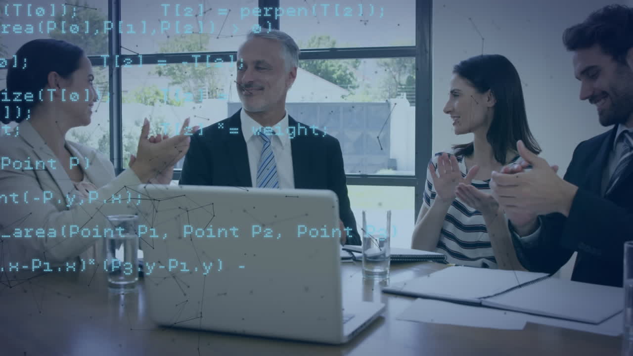 анимация обработки данных о различных бизнесменах, аплодирующих белому бизнесмену в офисе.