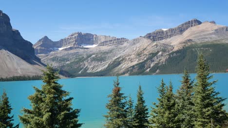 Cámara-Panorámica-Verano-Vista-Azul-Claro-Del-Lago--lago-Bow-con-Hermosa-Cordillera-Y-Cielo-Azul-Claro-En-Vacaciones-De-Verano-En-El-Parque-Nacional-De-Banff,-Alberta,-Canadá