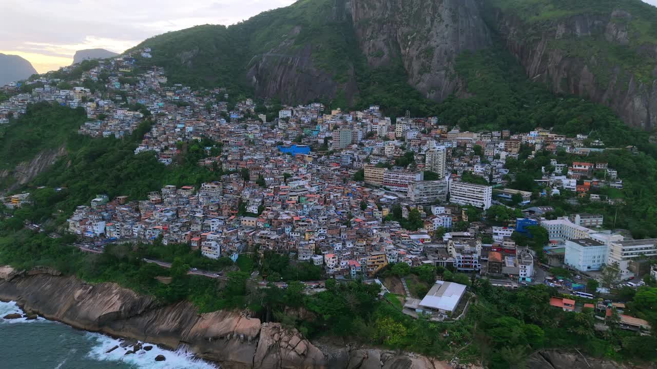 La favela di Vidigal sul Morro Dois Irmãos, tra Leblon e São Conrado, si affaccia sulla costa dell'Oceano Atlantico a Rio de Janeiro, Stato di Rio de Janeiro, Brasile, con un avvicinamento tramite drone.