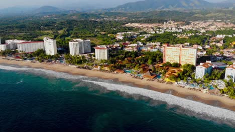 orilla del mar en ixtapa con un drone