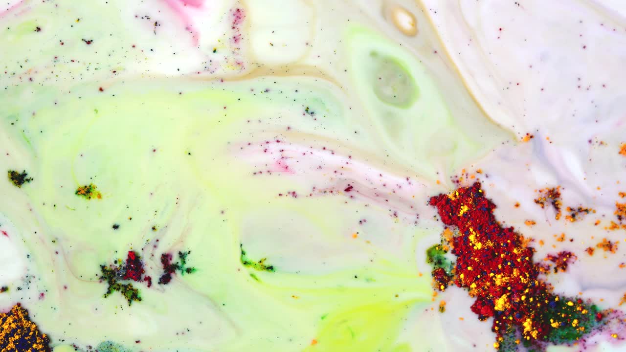 색과 황금 가루의 소용돌이와 함께 추상적인 액체 예술