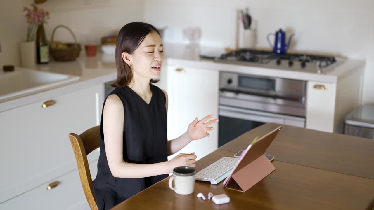 タブレットPCを使用している女性