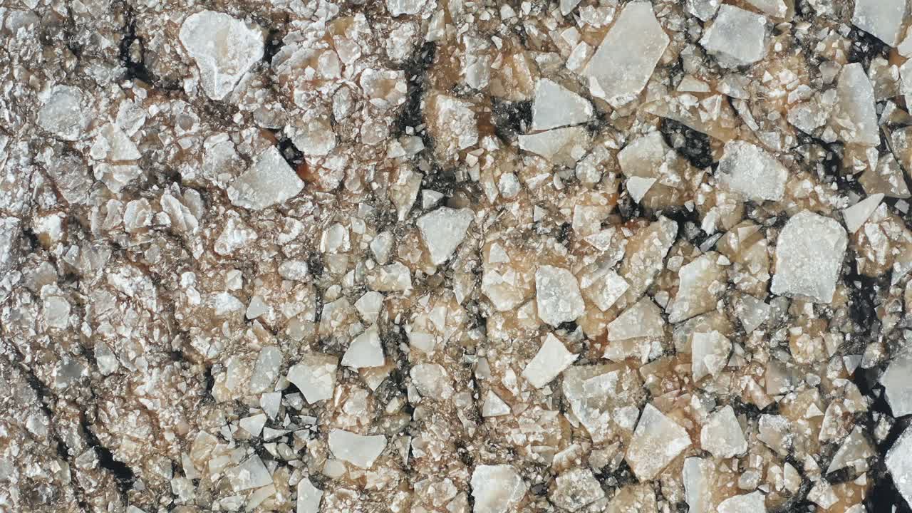 바다에 떠있는 금이 간 유빙의 공중 하향식 상승 전망