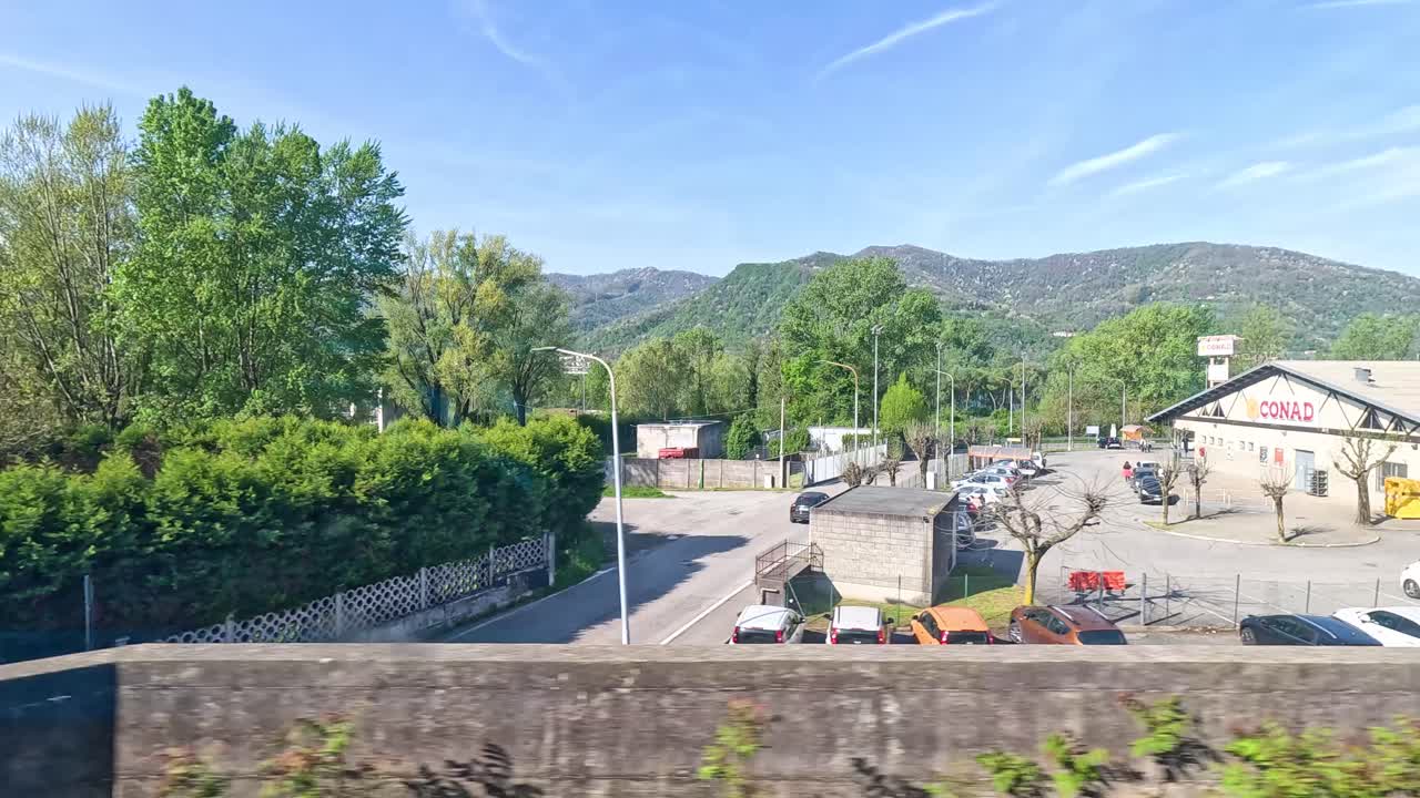 밀라노 의 기차 에서 볼 수 있는 풍경