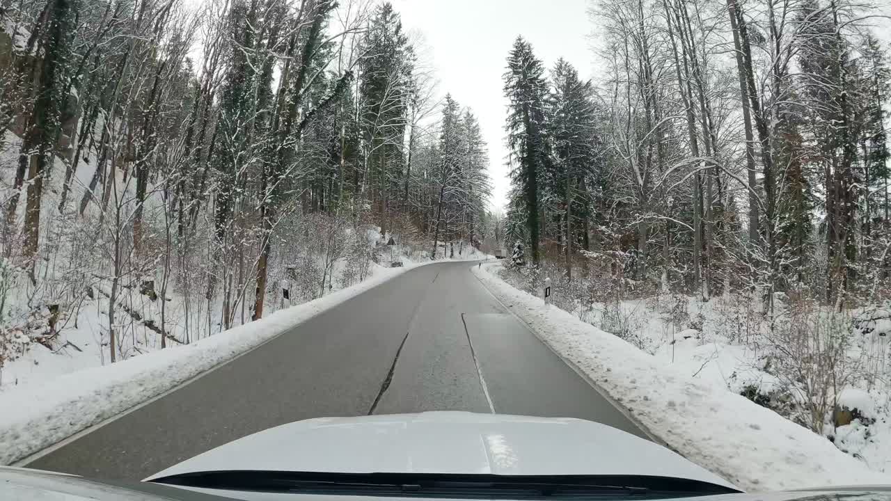 겨울 여행 - 햇빛이 비치는 구불구불한 길을 자동차와 함께 운전하기