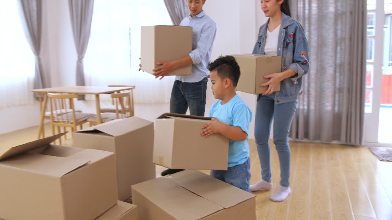 행복한 가족이 이사합니다.