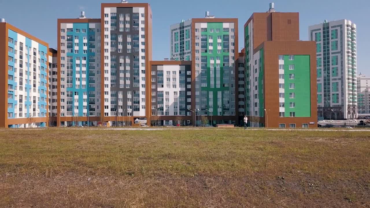 도시 풍경 에 있는 현대적 인 아파트 건물