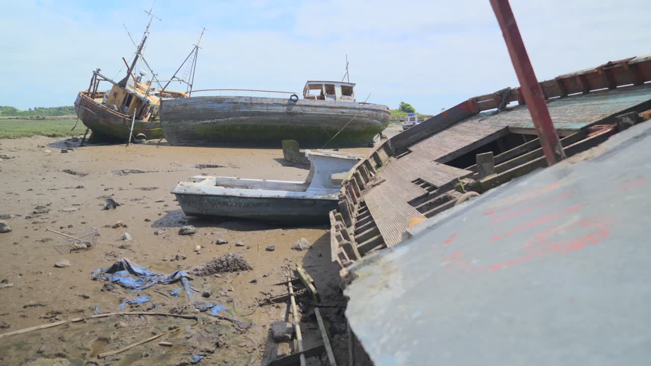 배 잔해 의 가까운 부분 과 다른 배 잔해 의 배경, 느린 동작, 플리트우드 도크, 랭커셔, 영국