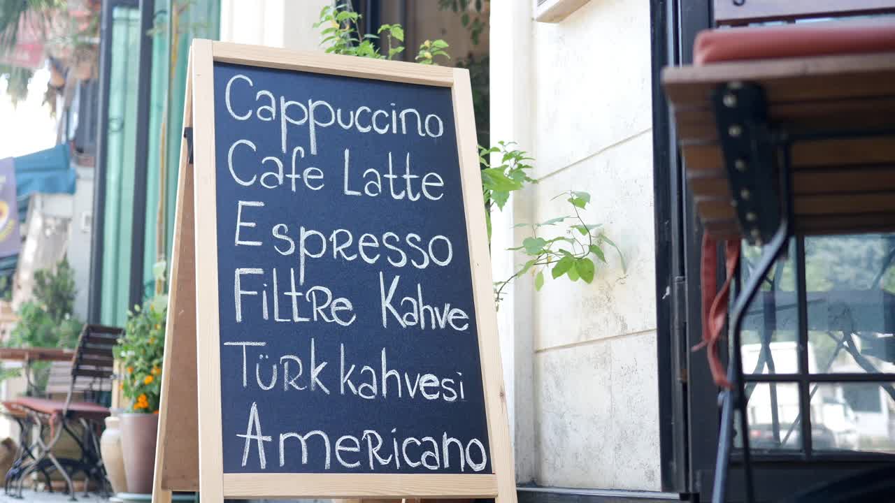 menú de la cafetería con capuchino, latte, espresso y café turco