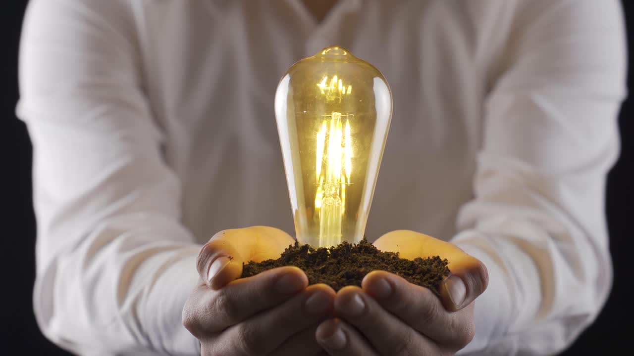 sol idea. hombre sosteniendo una lámpara idea a tierra.