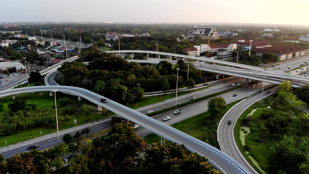 vista de arriba de la autopista, el tráfico vial es una infraestructura importante
