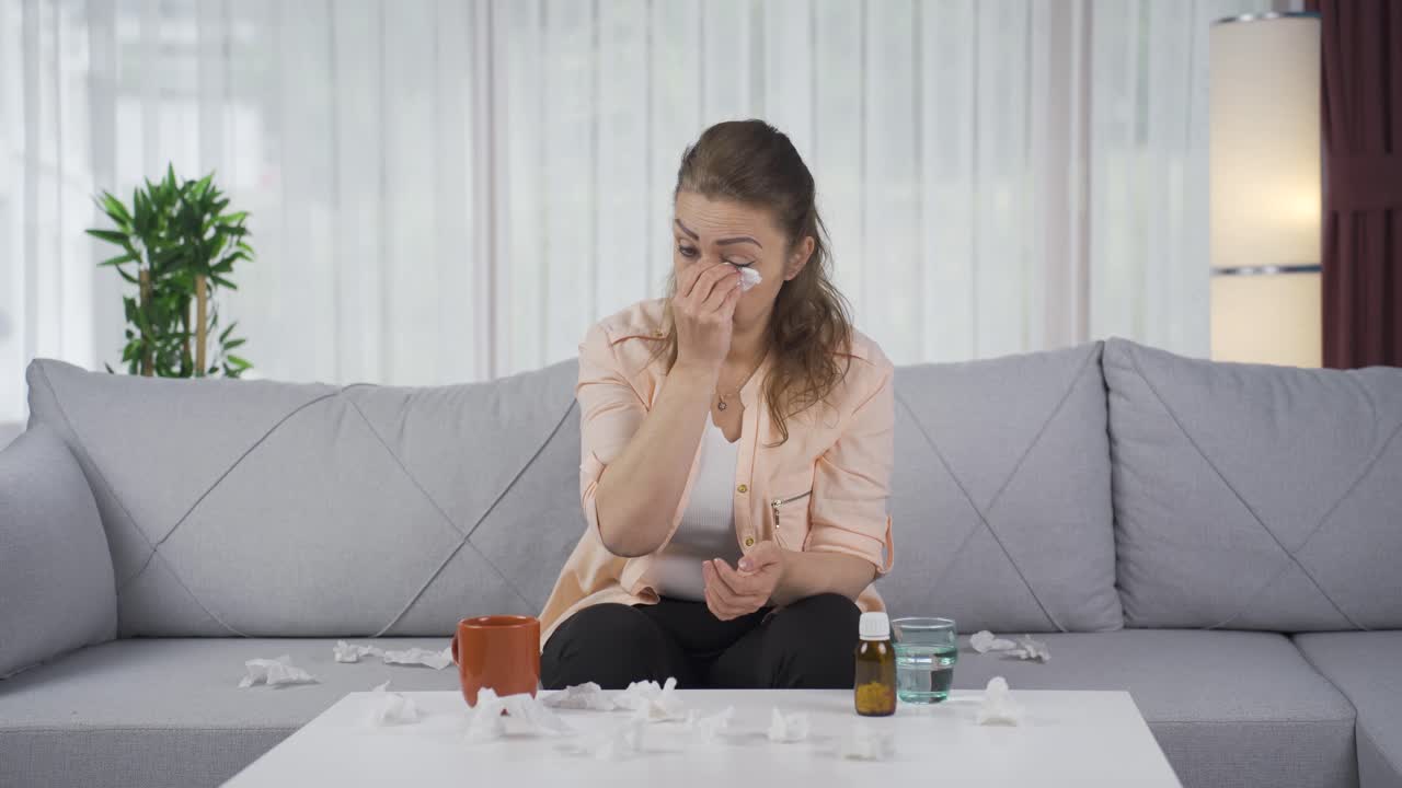 una mujer enferma con los ojos llorosos.